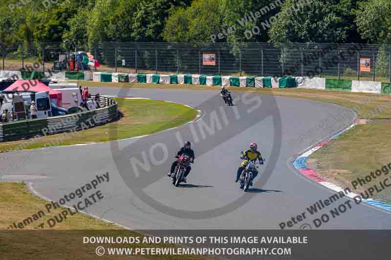 Vintage motorcycle club;eventdigitalimages;mallory park;mallory park trackday photographs;no limits trackdays;peter wileman photography;trackday digital images;trackday photos;vmcc festival 1000 bikes photographs